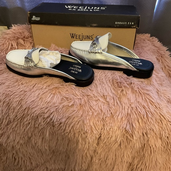 G.H. Bass & Co. Weejuns Silver woman’s Loafers Size 6.5 - Picture 5 of 7